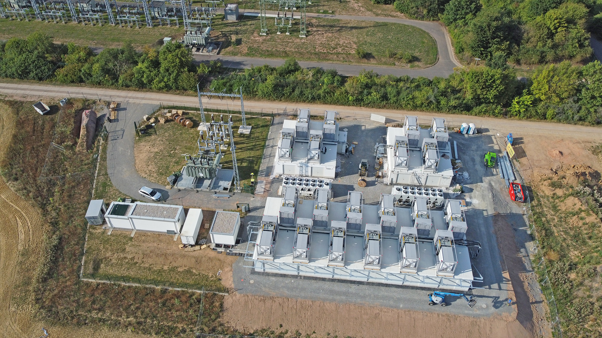 Aufnahme des Batteriespeicherprojekts SMAREG 4 von oben. Zu sehen sind die Speicher sowie das Gelände Außenrum